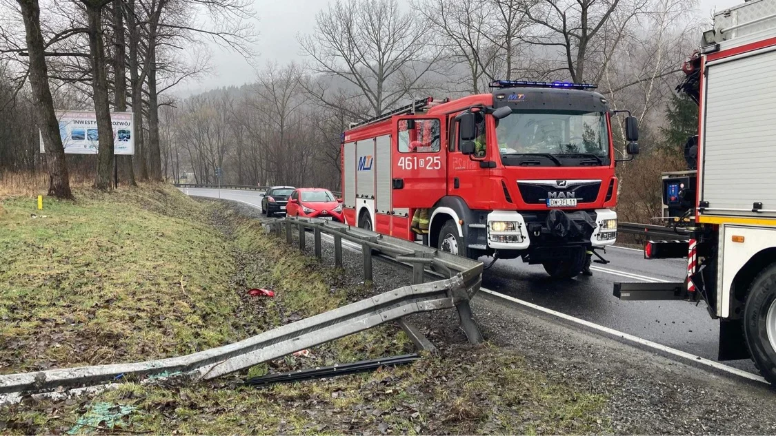 Podzamek. Straciła panowanie nad samochodem i uderzyła w barierki