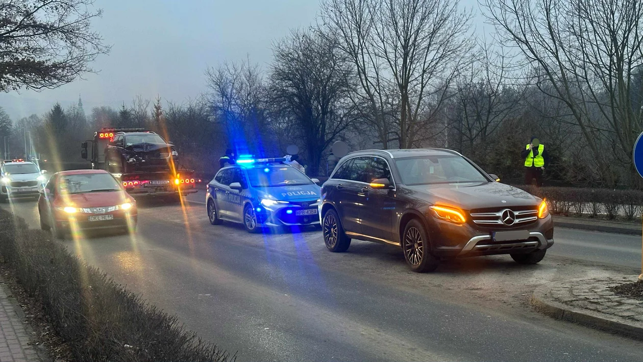 Kłodzko - Napaść i kolizja na rondzie przy ul. Dusznickiej - Zdjęcie główne