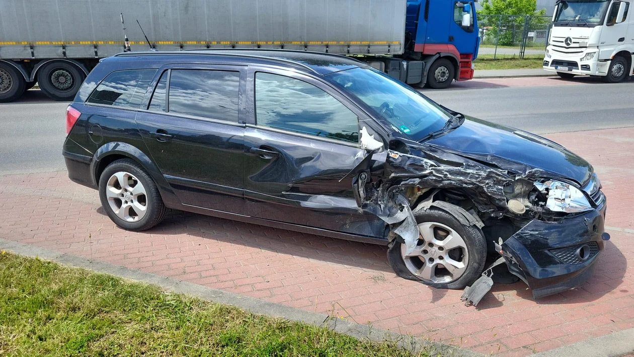 Kłodzko. Zderzenie na ul. Objazdowej. Jedna osoba trafiła do szpitala [zdjęcia] - Zdjęcie główne