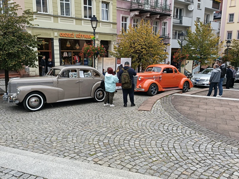 Dziesiątki zabytkowych pojazdów w noworudzkim Rynku [galeria]