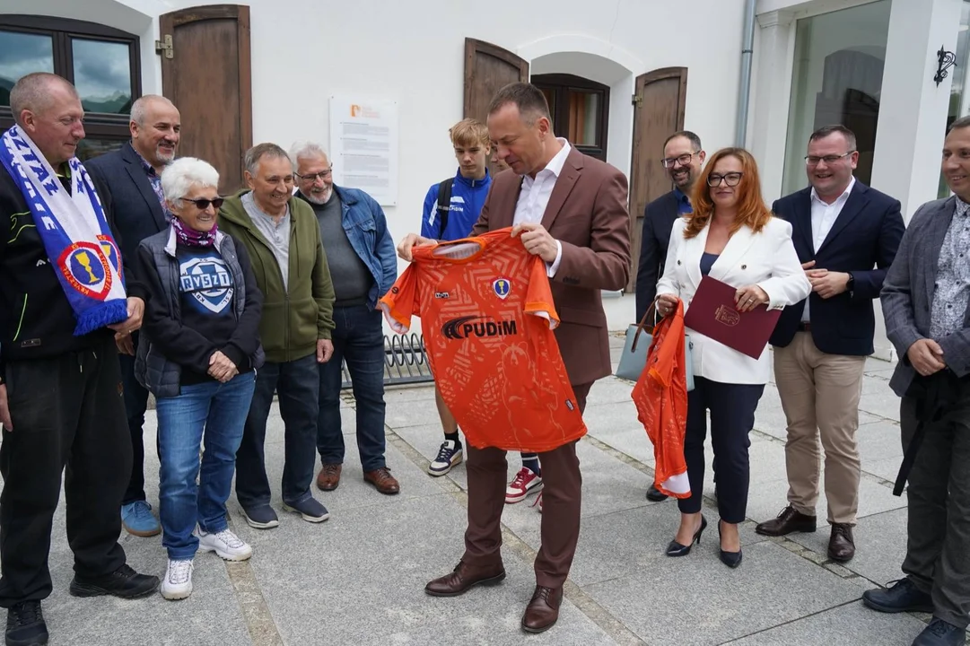 Stronie Śląskie. Burmistrz podpisał umowę na odbudowę i modernizację stadionu