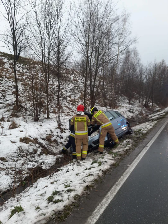 Nowa Ruda. Trudne warunki na drogach. Auto wpadło do rowu