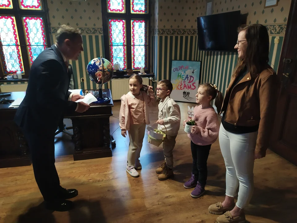 Nowa Ruda. Przedszkolaki z wielkanocnymi życzeniami u burmistrza