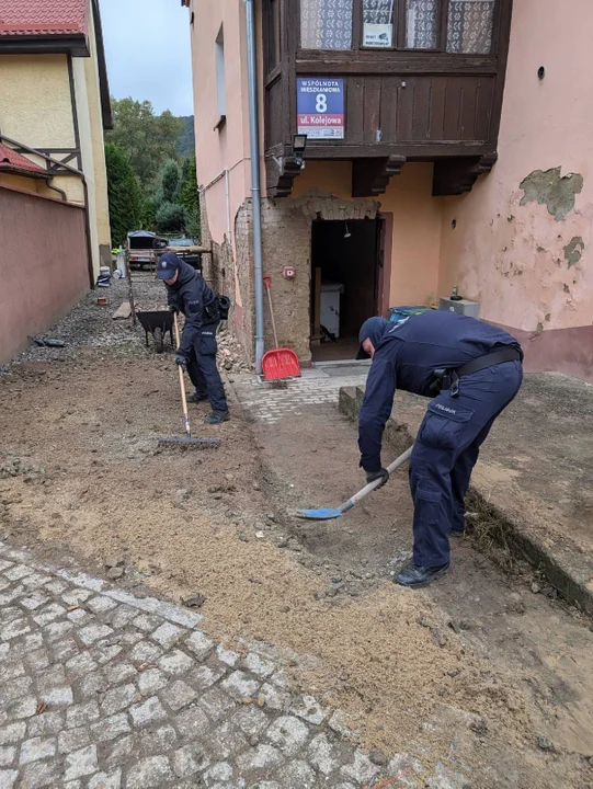 Bardo. Policjanci z Bydgoszczy pomagają Powodzianom [ZDJĘCIA] - Zdjęcie główne