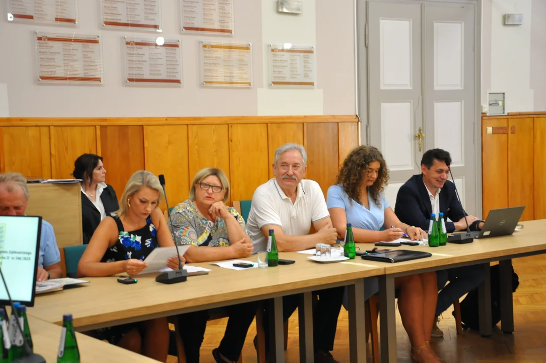 XIV sesja Rady Powiatu Ząbkowickiego – ślubowanie nowego radnego i ważne prezentacje