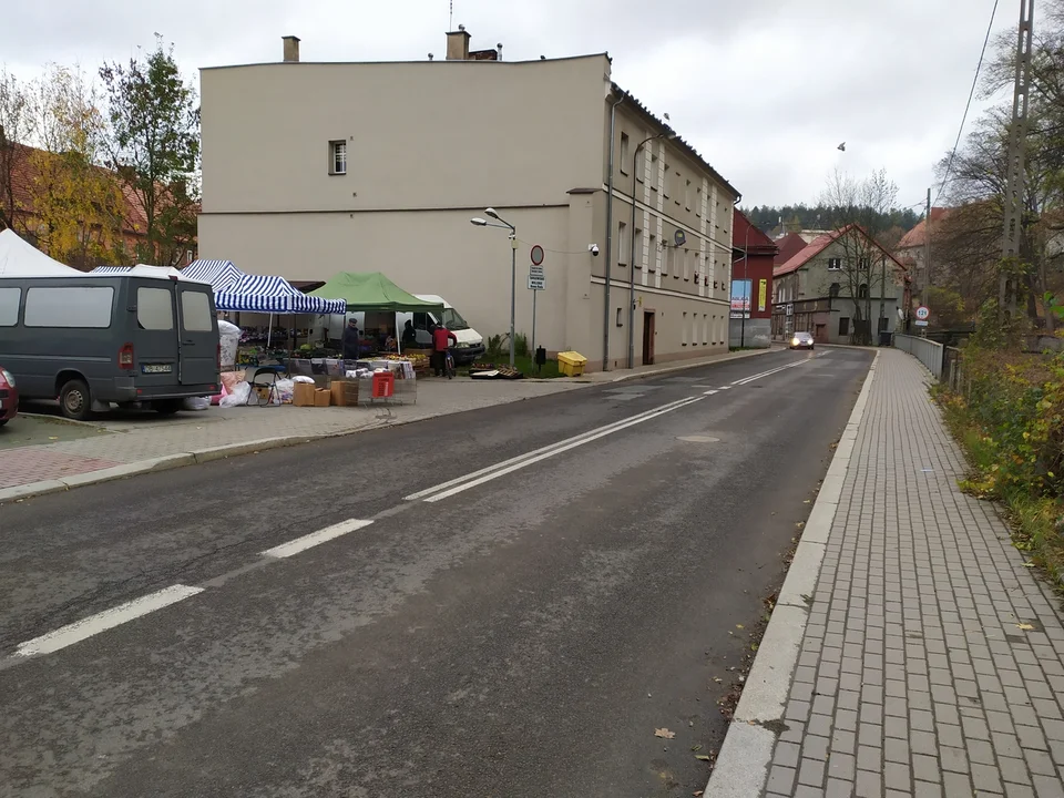 Nowa Ruda. Mieszkańcy nie mogą doczekać się przejścia dla pieszych na ulicy Fredry