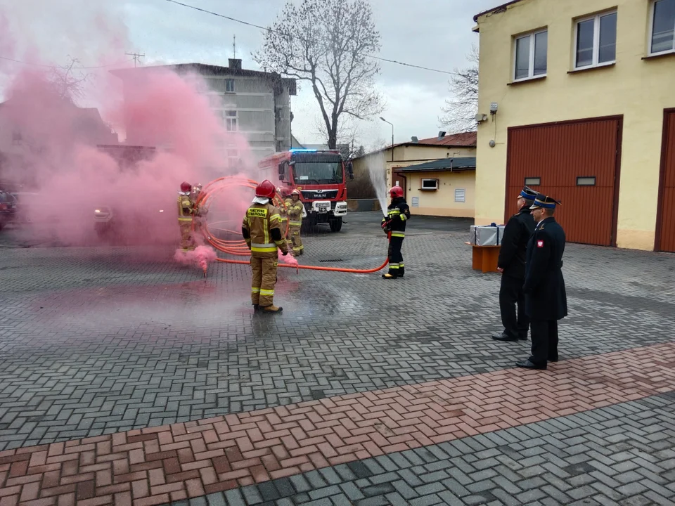 Symboliczna ostatnia zmiana służby. Strażacy z pompą pożegnali kolegów