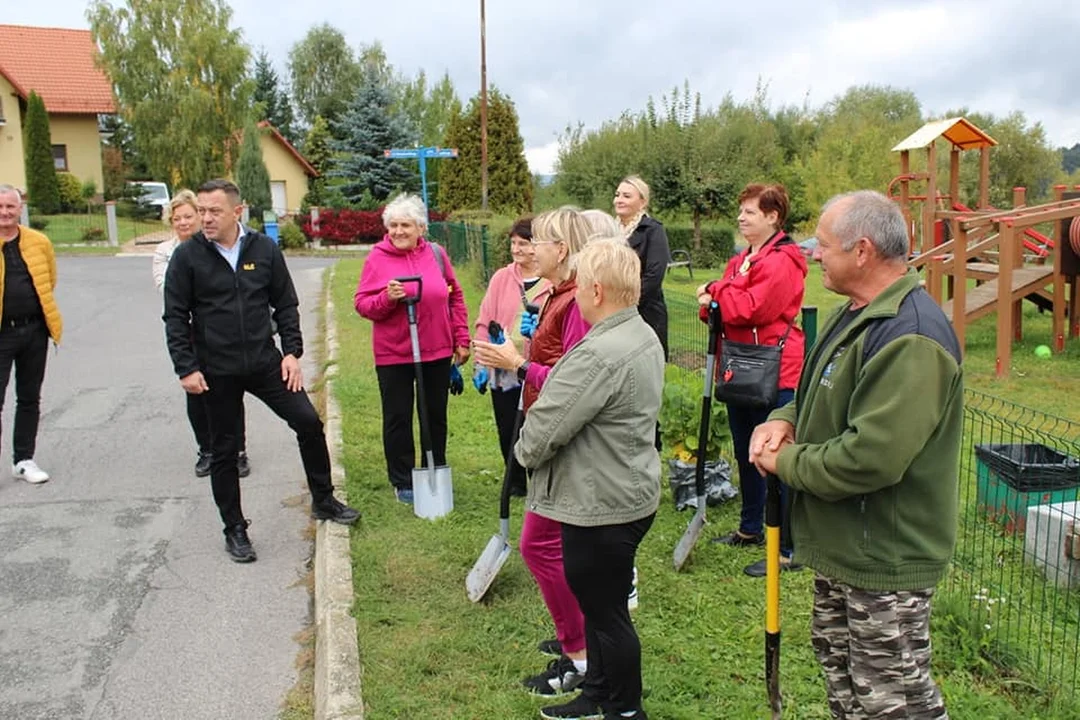 Dzieci wraz z seniorami wspólnie świętowali Dzień Drzewa [galeria]