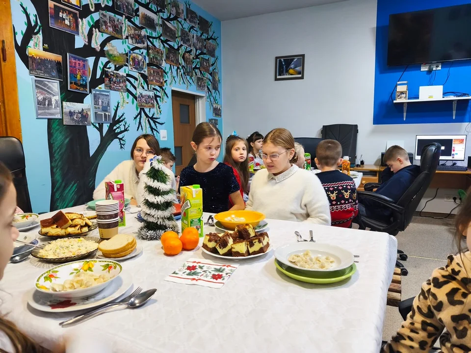 Nowa Ruda. Wigilia w świetlicy Fundacji „Ratujmy Uśmiech Dziecka”. Było kolędowanie i tradycyjne potrawy [galeria]