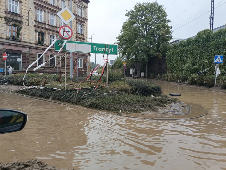 Kłodzko. W deszczu usuwają skutki powodzi [zdjęcia]