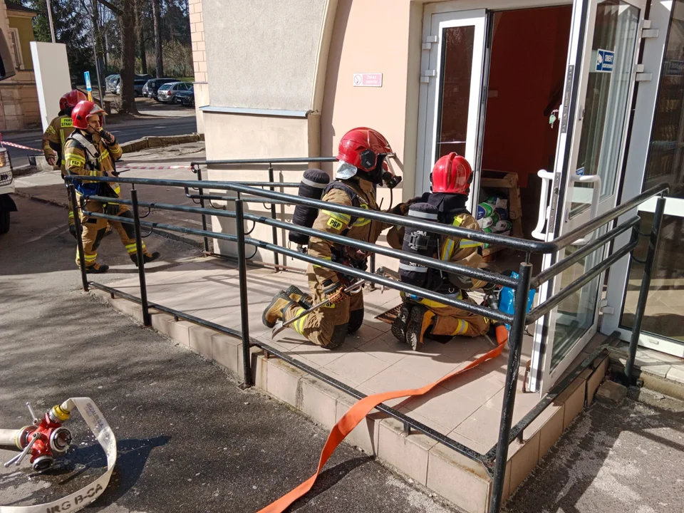 Bystrzyca Kłodzka. Ćwiczenia strażaków w szpitalu. Wyglądało bardzo realistycznie [zdjęcia]