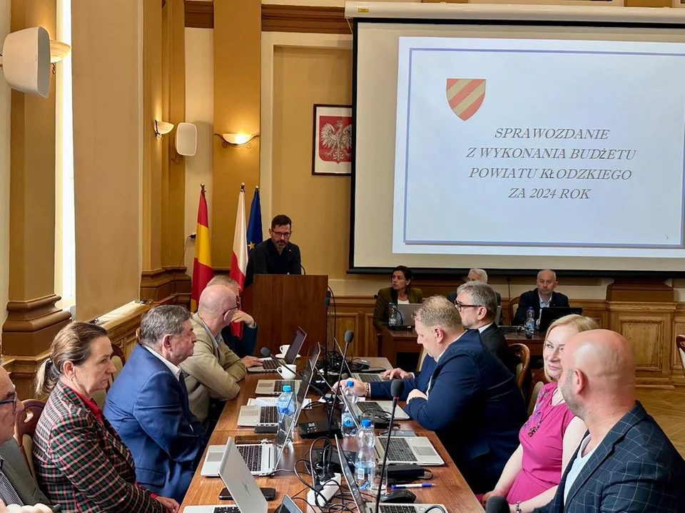 VII Sesja Rady Powiatu Kłodzkiego. Absolutorium dla Zarządu [galeria]