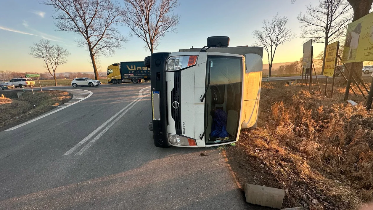 Krajowa ósemka. Auto przewróciło się na bok [zdjęcia] - Zdjęcie główne