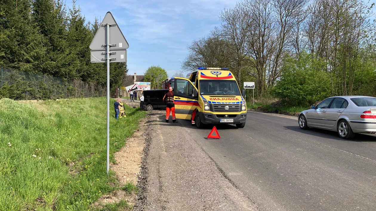 Gmina Kłodzko. Zderzenie opla i busa w Gołogłowach. Dwie osoby trafiły do szpitala