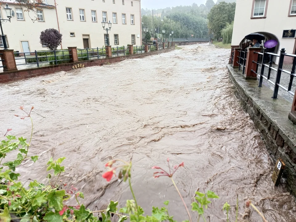 Nowa Ruda. Sytuacja powodziowa coraz gorsza [galeria]