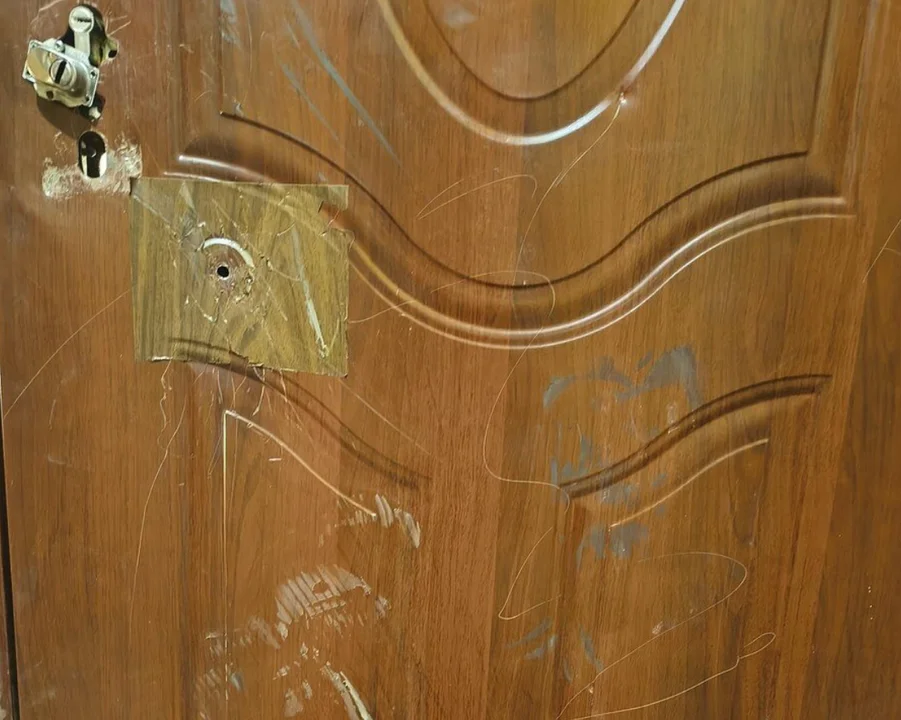 Pomyliły drzwi i zniszczyły życie niewinnej kobiecie. Miłosna zemsta zakończona zarzutami