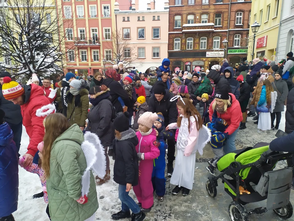 Mikołaj w Nowej Rudzie. Dzieci zachwycone gościem, który rozdawał paczki