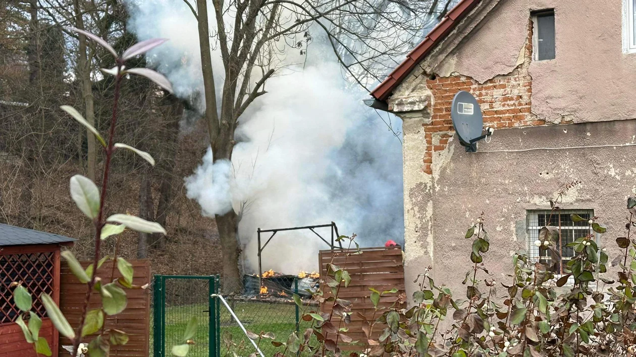 Pożar altanki na ul. Żeromskiego w Kłodzku