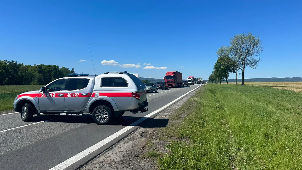 Krajowa ósemka. Kierowca motocykla wpadł do rowu [zdjęcia]