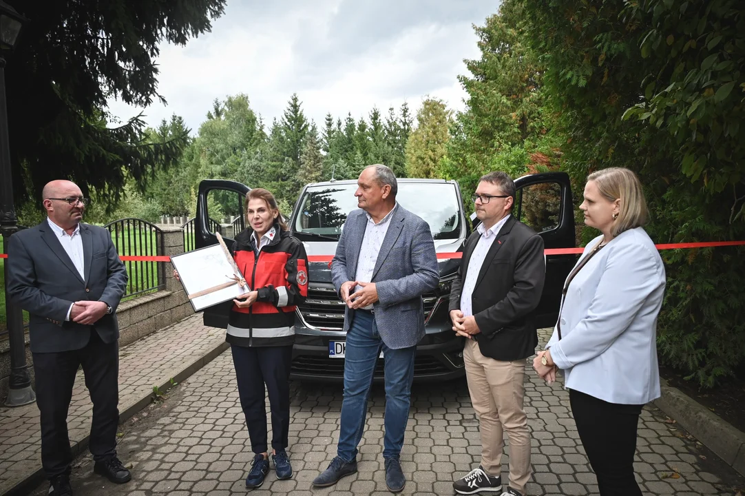 Kłodzko. Nowy samochód wart blisko 200 tys. zł dla Domu Dziecka dzięki Polskiemu Czerwonemu Krzyżowi [zdjęcia]