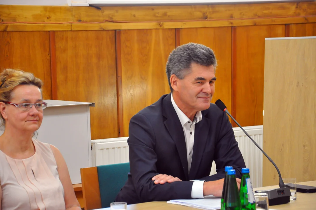 XIV sesja Rady Powiatu Ząbkowickiego – ślubowanie nowego radnego i ważne prezentacje