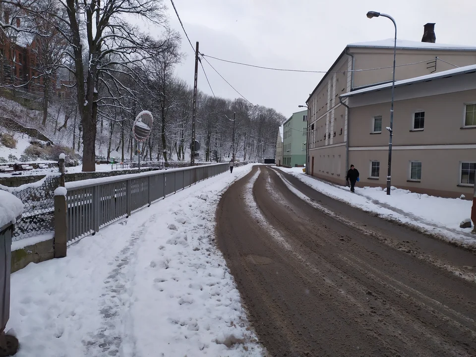 Pierwsze opady śniegu w Nowej Rudzie. Czy drogowcy zdali egzamin?