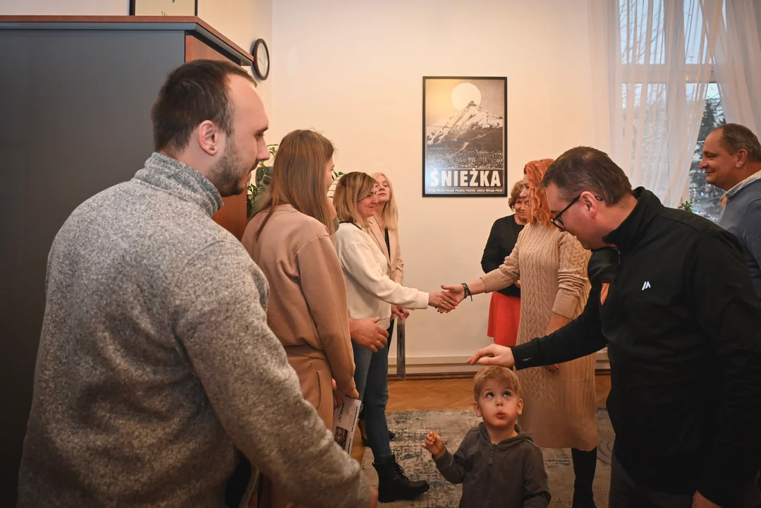 Powiat Kłodzki. Dwie rodziny poszkodowane przez powódź spędzą święta w Łebie [galeria]