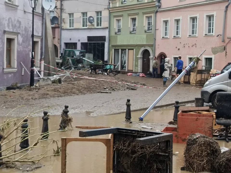 Kłodzko. W deszczu usuwają skutki powodzi [zdjęcia]