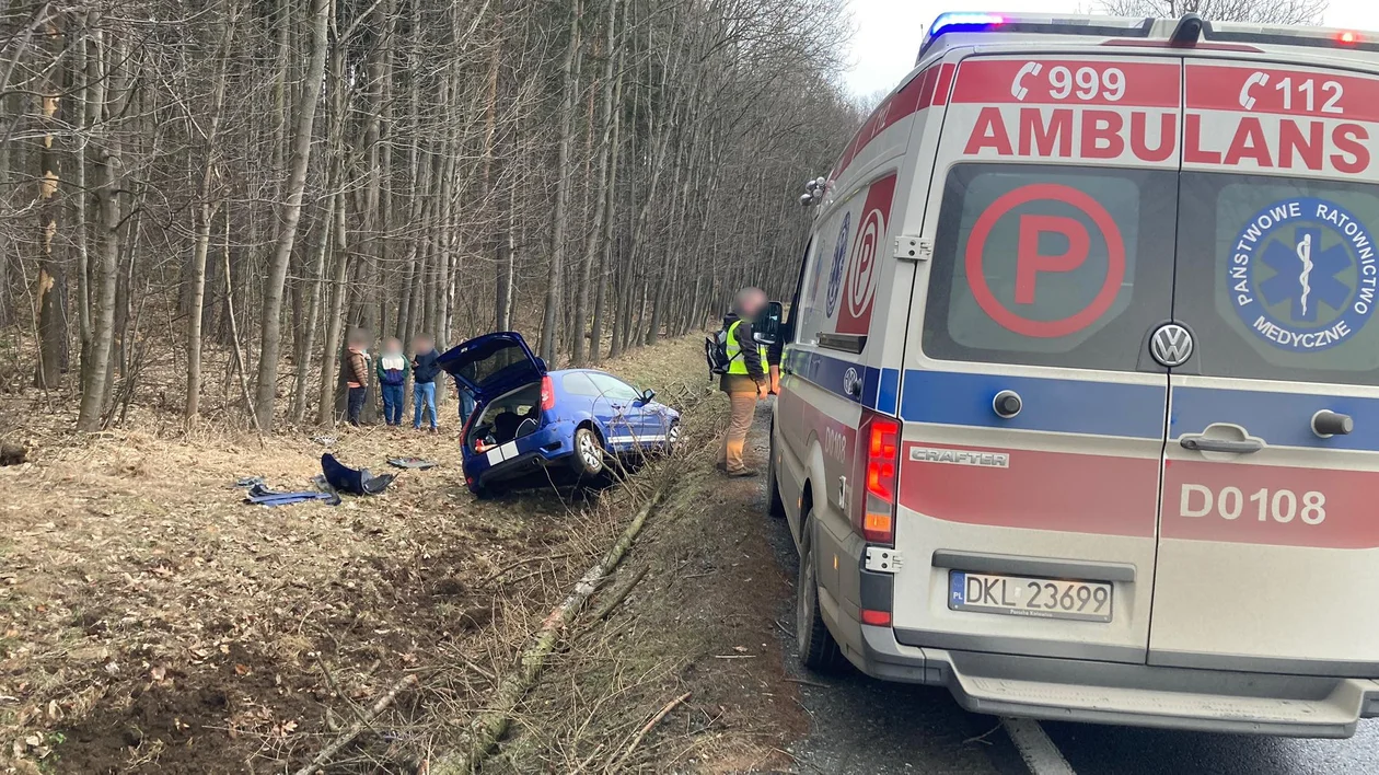 Podzamek. Kierowca wpadł w poślizg