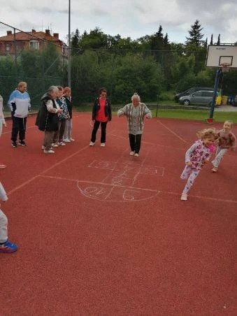 Seniorzy kontra dzieci – międzypokoleniowe zawody sportowe w Polanicy-Zdroju [galeria]