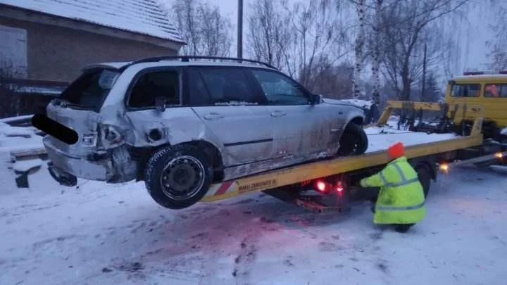 Wypadek BMW na drodze Bobolice - Sieroszów