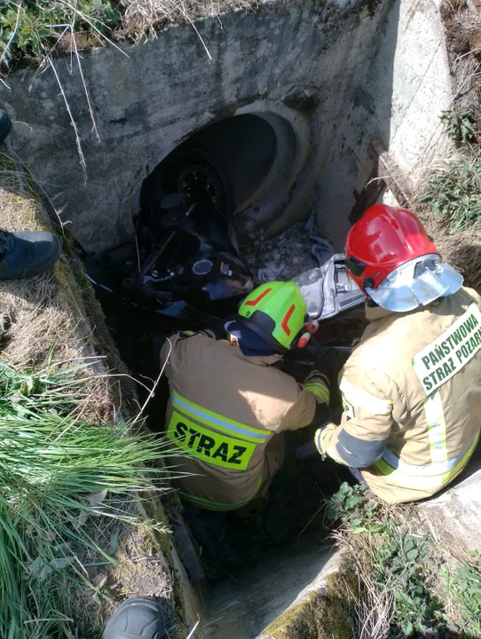 Ścinawka Dolna. 29-latek stracił panowanie nad motocyklem i uderzył w betonowy przepust [galeria]