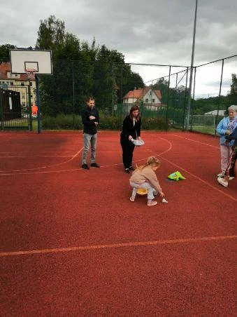 Seniorzy kontra dzieci – międzypokoleniowe zawody sportowe w Polanicy-Zdroju [galeria]
