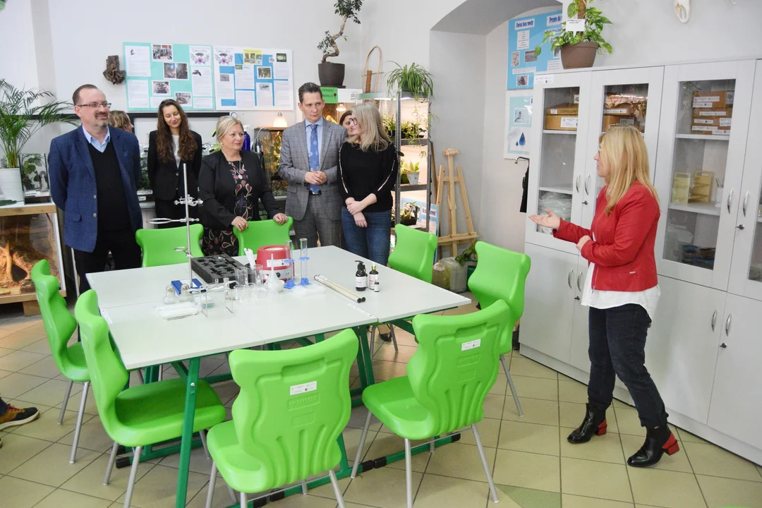 Kłodzko. Nowoczesna pracownia biologiczna w Chrobrym