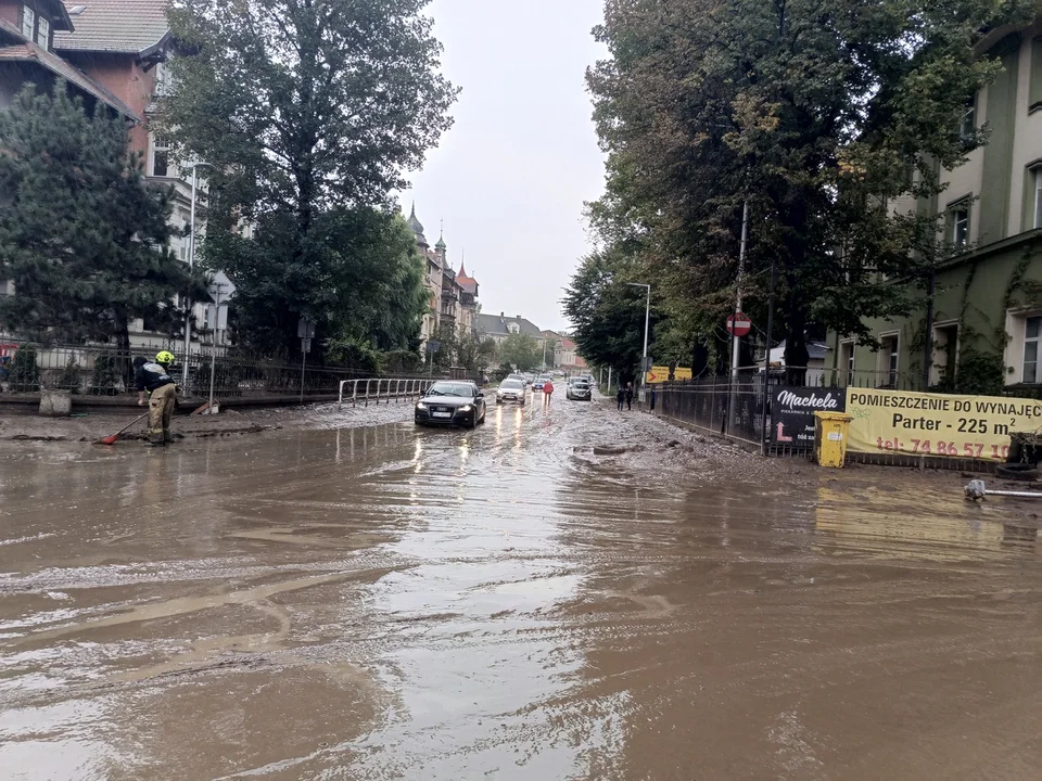 Kłodzko. W deszczu usuwają skutki powodzi [zdjęcia]