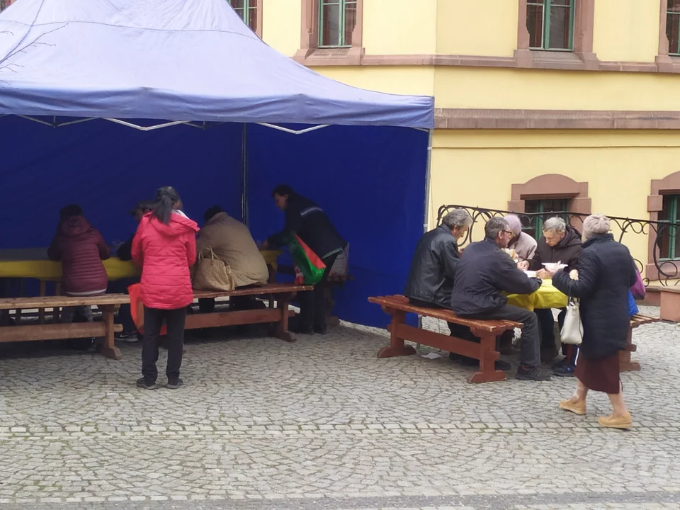 Śniadanie Wielkanocne w Nowej Rudzie. Dużo smakołyków i sporo gości [zdjęcia]