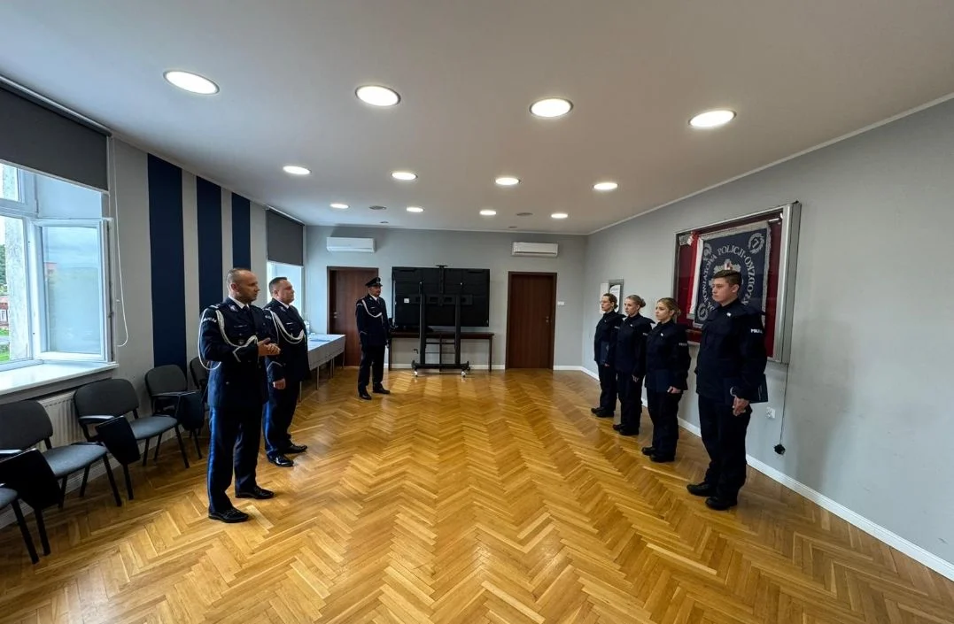 „Strzec bezpieczeństwa państwa i jego obywateli nawet z narażeniem życia” – nowi policjanci złożyli ślubowanie w Kłodzku