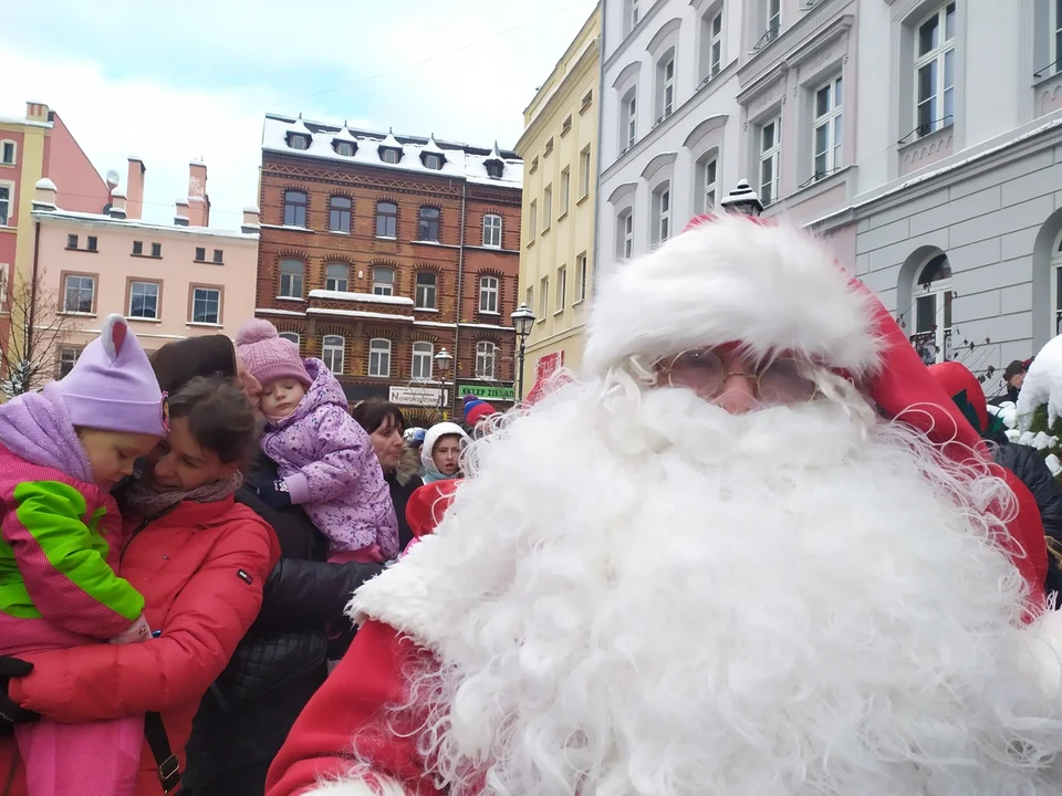 Mikołaj w Nowej Rudzie. Dzieci zachwycone gościem, który rozdawał paczki