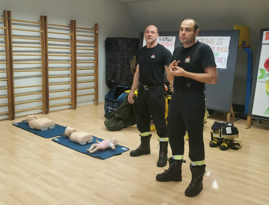 Strażacy z Ząbkowic Śląskich uczą dzieci zasad pierwszej pomocy już od najmłodszych lat