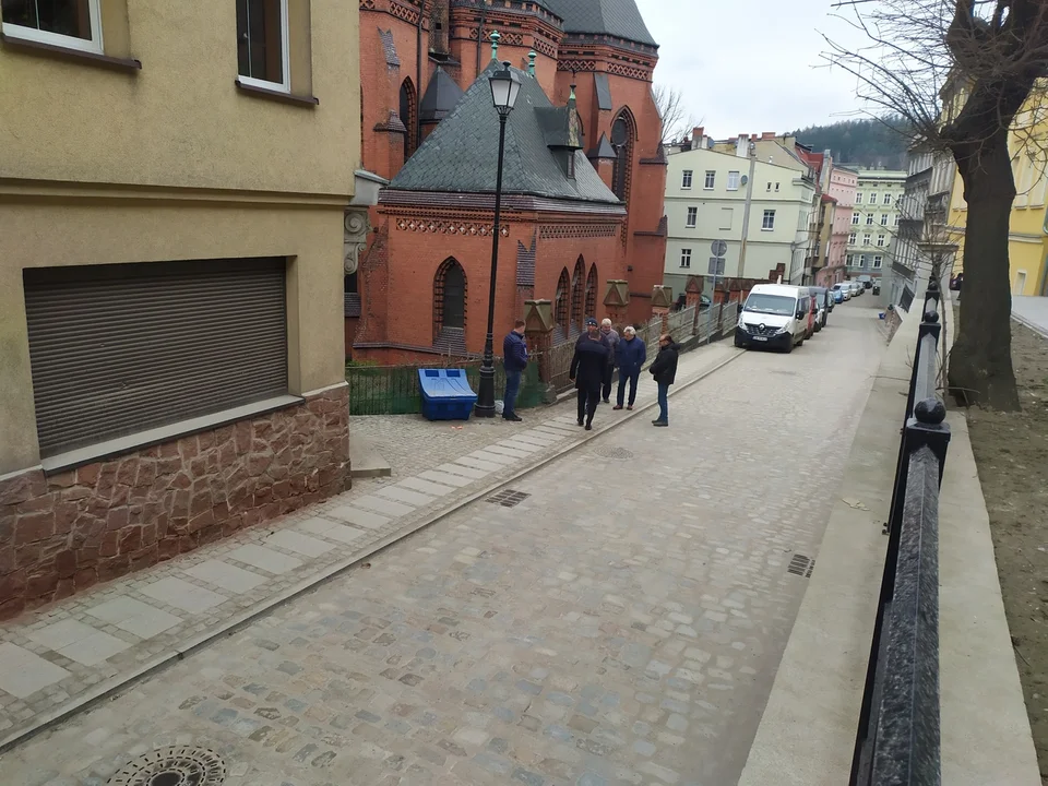 Nowa Ruda. Zakończono remont ulic Kościelnej i Martwej. Zmiana organizacji ruchu nie wszystkim się podoba [zdjęcia]