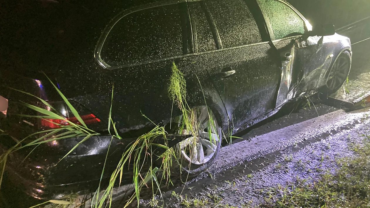 BMW wylądowało w rowie. Autem podróżowało 5 osób