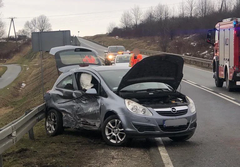 Bystrzyca Kłodzka. Groźne zderzenie na DK-33. Jedna osoba w szpitali