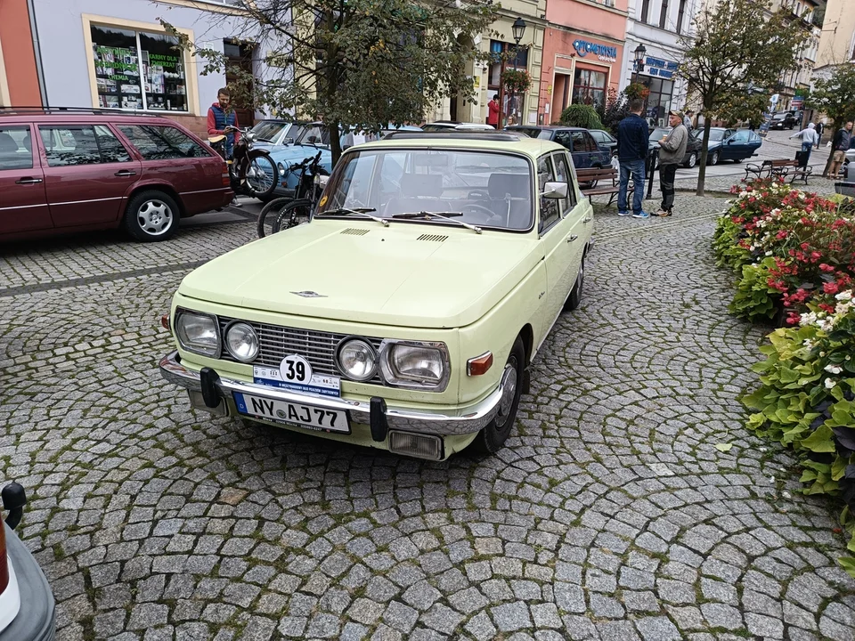 Dziesiątki zabytkowych pojazdów w noworudzkim Rynku [galeria]