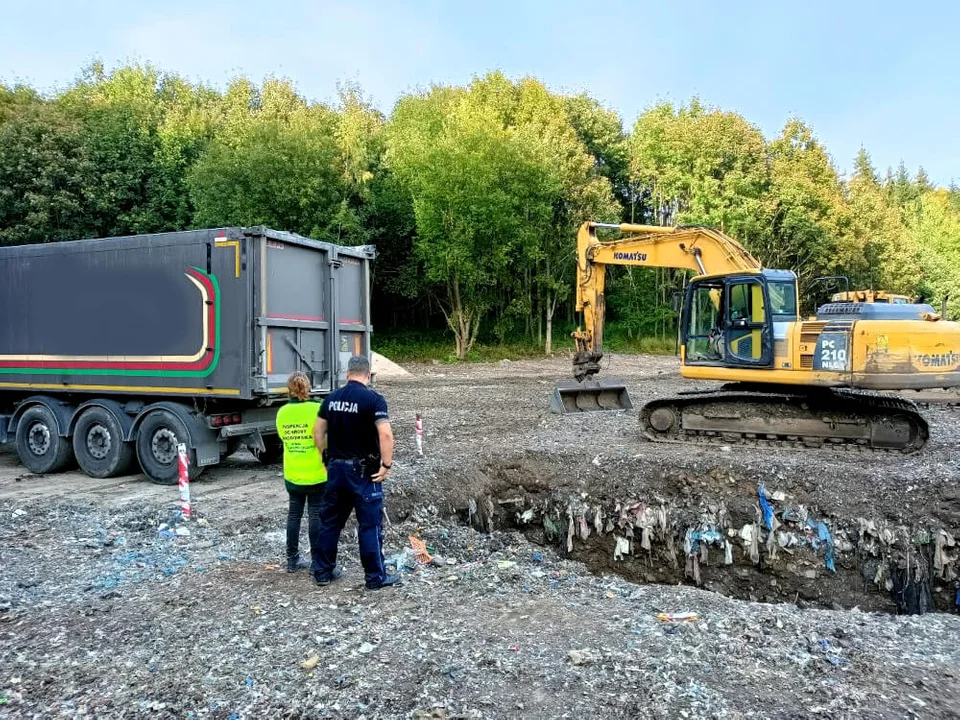 Nielegalne wysypisko śmieci w gminie Szczytna. Sprawą zajmuje się prokuratura