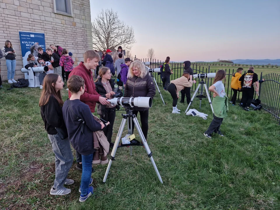 Gmina Radków. Ponad 50. uczestników w drugiej edycji Warsztatów Astronomicznych "Łączą nas gwiazdy" [zdjęcia]