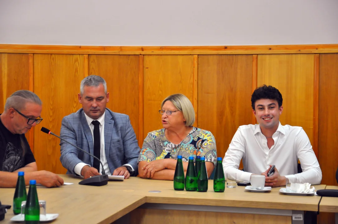 XIV sesja Rady Powiatu Ząbkowickiego – ślubowanie nowego radnego i ważne prezentacje