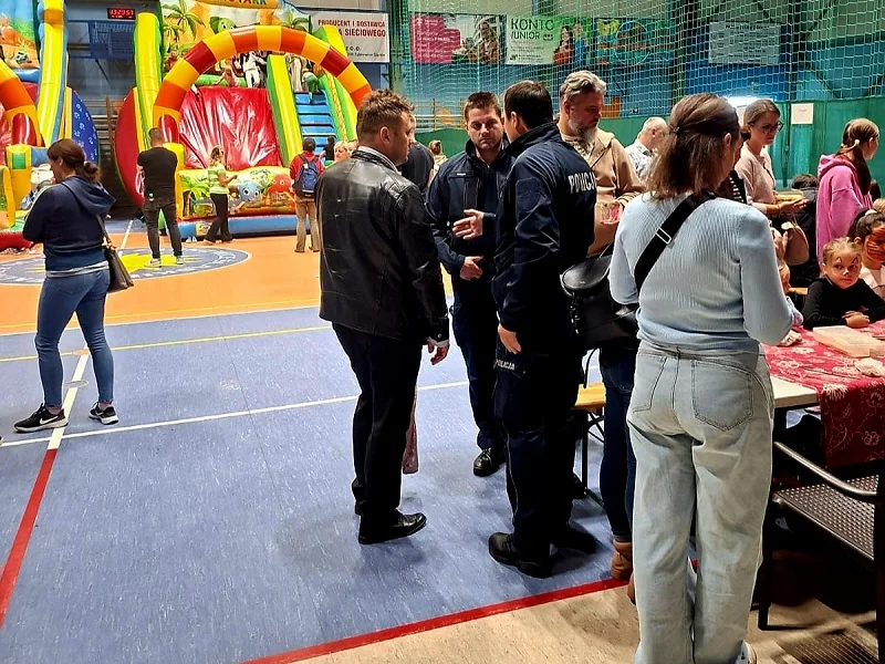 Policjanci na festynie „Dla psiaka i kociaka” w Ząbkowicach Śląskich