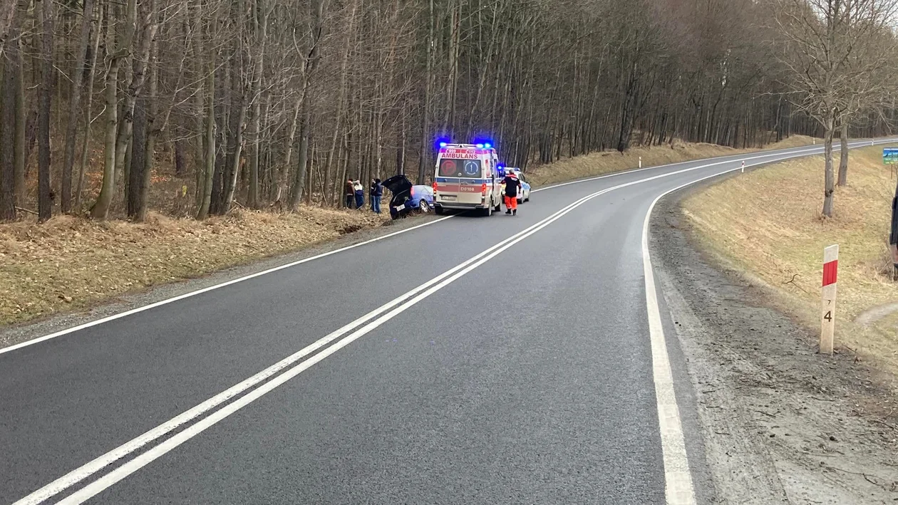 Podzamek. Kierowca wpadł w poślizg