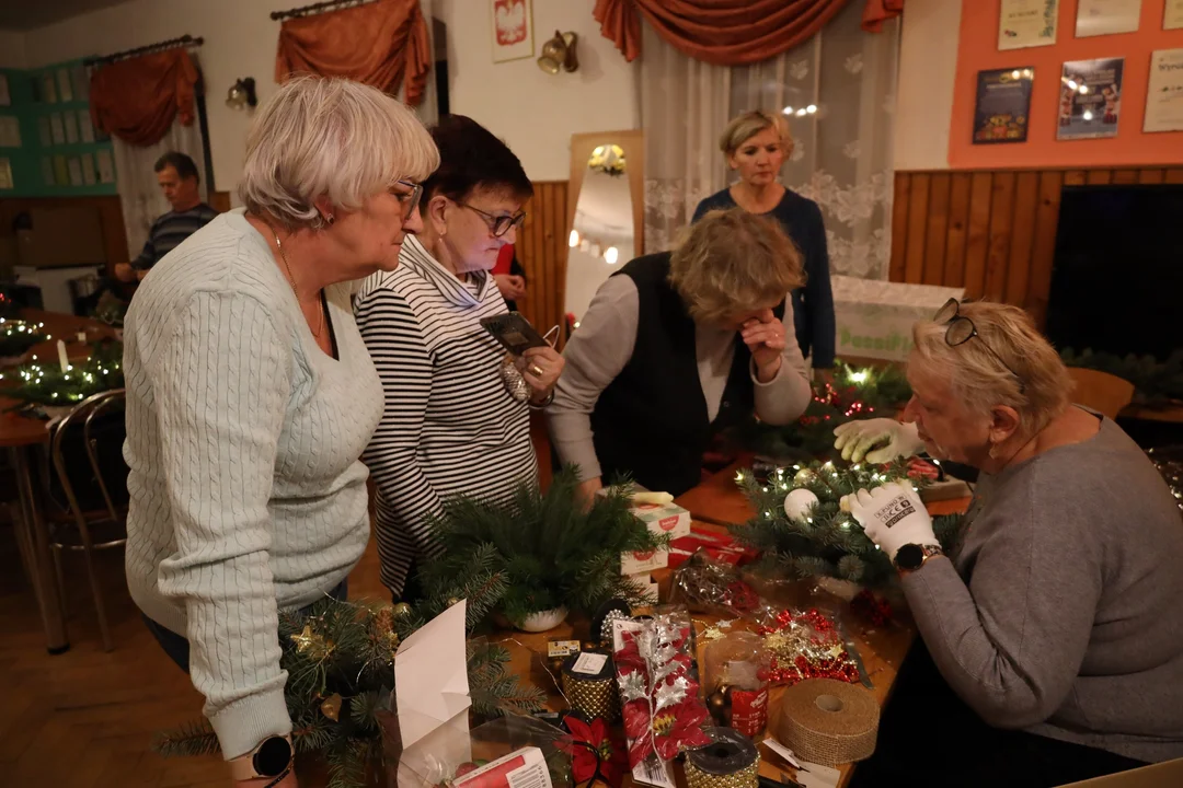 Gmina Szczytna. Warsztaty "Ozdoby Bożonarodzeniowe" w Wolanach [galeria]