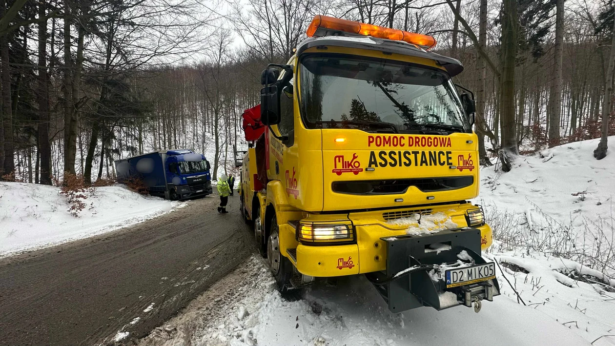 Wolibórz - ciężarówka utknęła w lesie - Zdjęcie główne